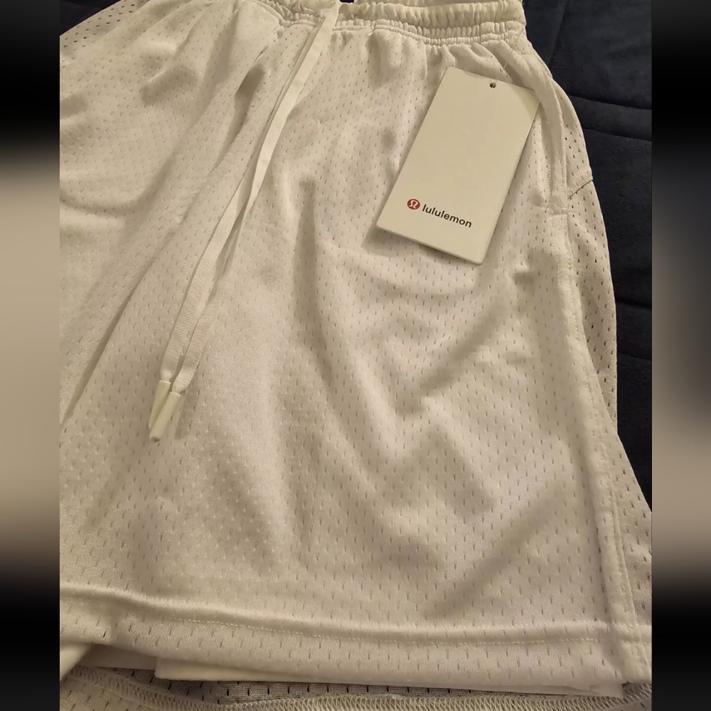 Lululemon FIRE! NWT! Relaxed-Fit Training Short 8" in White. Sz 4. R2S! - Picture 7 of 15
